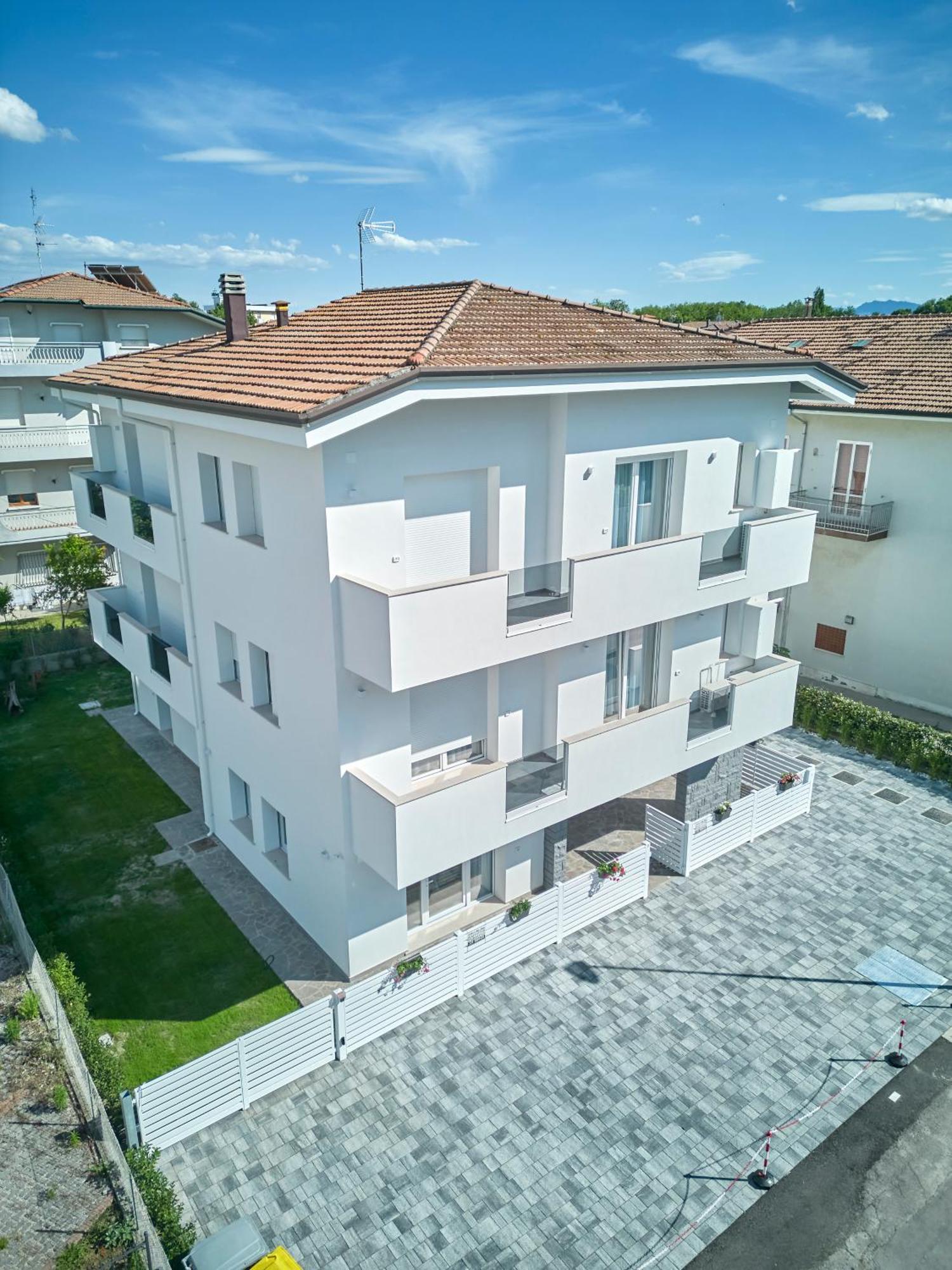 Villa Borghesi Suites Fronte Mare Ріміні Екстер'єр фото