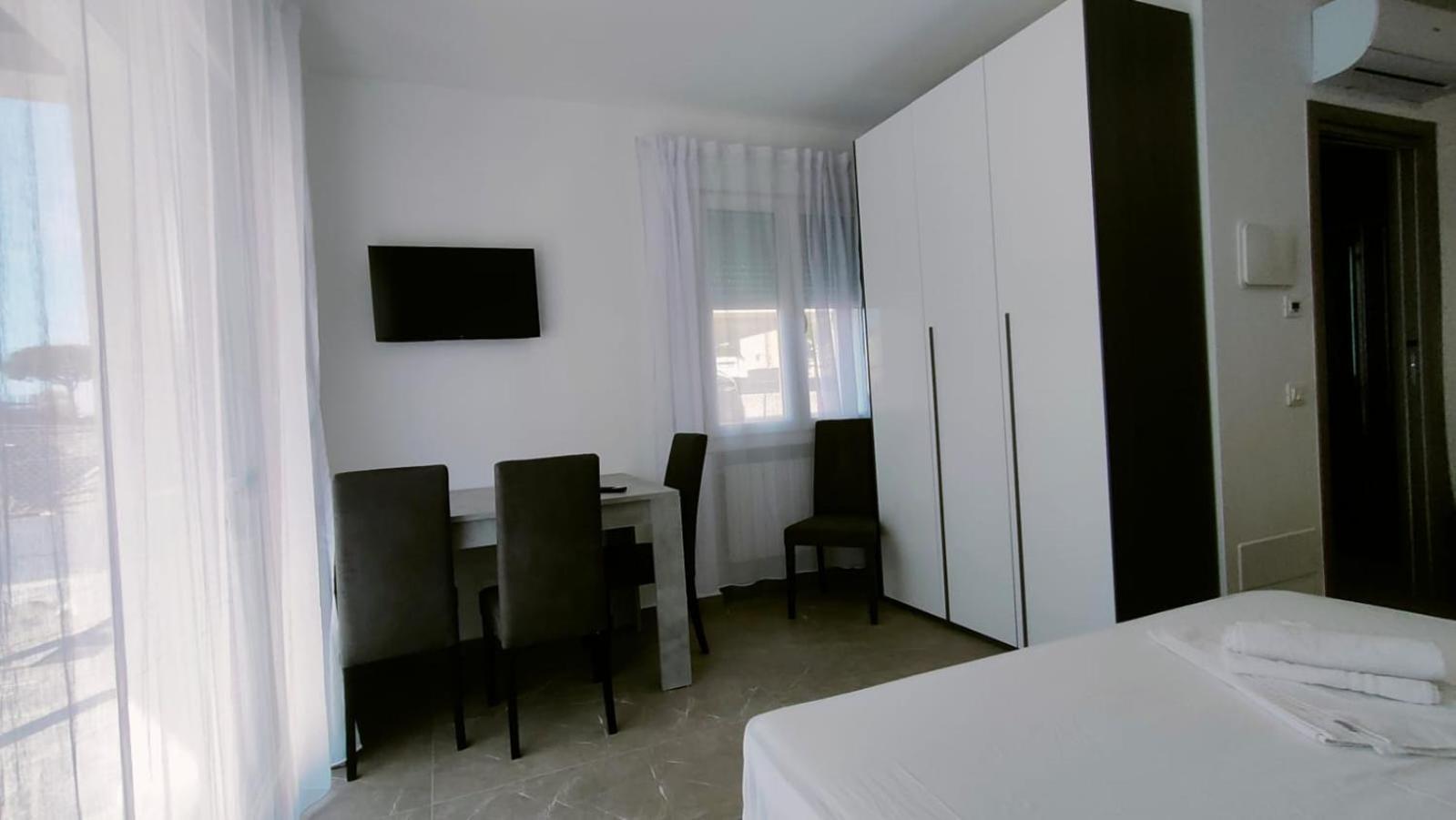 Villa Borghesi Suites Fronte Mare Ріміні Екстер'єр фото